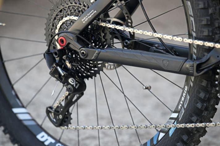   On the top model, the Sram EX1 drivetrain changes the eight gears.