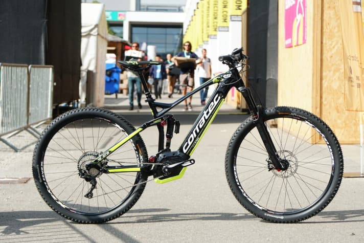 The E-Power RS from Corratec comes with 150 millimetres of suspension travel and can be ridden with both 29-inch and 27.5-inch wheels. Equipment variants with both wheel sizes will be available in the shop. The Bosch Powertube battery is elegantly integrated into the down tube and starts at 3,699 euros.