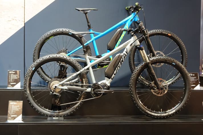 Die eMT-Serie von Conway kommt zwar mit ungefedertem Heck, soll aber dennoch sehr sportlich und geländegängig sein. Von den Trailhardtails gibt es zwei Modelle ab 3399 Euro. Spannend: Die teurere Variante (3799 Euro) kommt mit 27,5 Zoll Hinterrad und 29er-Vorderrad.