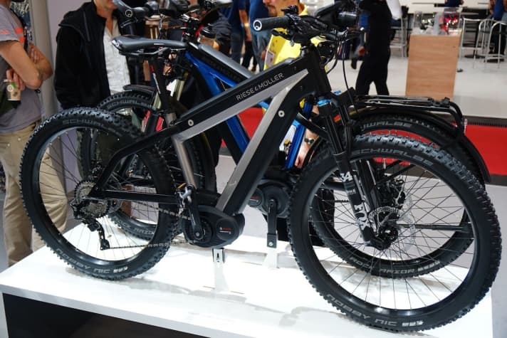 The Supercharger Mountain from Riese und Müller comes with double the battery capacity and is therefore particularly aimed at insatiable kilometre collectors. Two 500 watt-hour batteries are fitted in the hardtail frame. Alternatively, the bike can also be ridden with just one battery, in which case the second battery compartment serves as storage space.