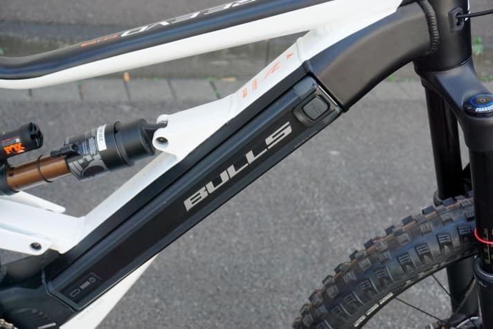   Auf der rechten Seite des zweigeteilten Unterrohrs befindet sich der serienmäßige 375 Wh-Akku.