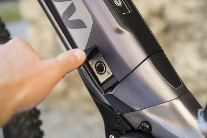 The battery sits on the down tube and can be removed from the side. However, it can also be charged on the bike.