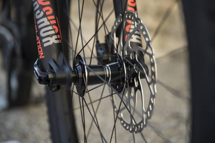 Shimano BR-MT500 stopper with 200 mm disc: The additional weight of an e-bike requires more braking power.