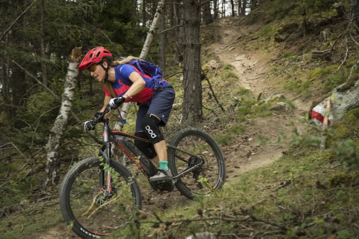 Auf ruppigen Abfahrten dämpfen hinten leider nur die 2,6 Zoll breiten Maxxis-Reifen.