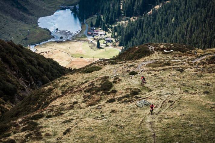   Fine trails lead from the Schlappiner Joch (2202 m) into Switzerland.