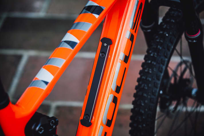   The external battery, which is available separately and increases the Focus Jam² C to 738 watt hours, is located on this rail.