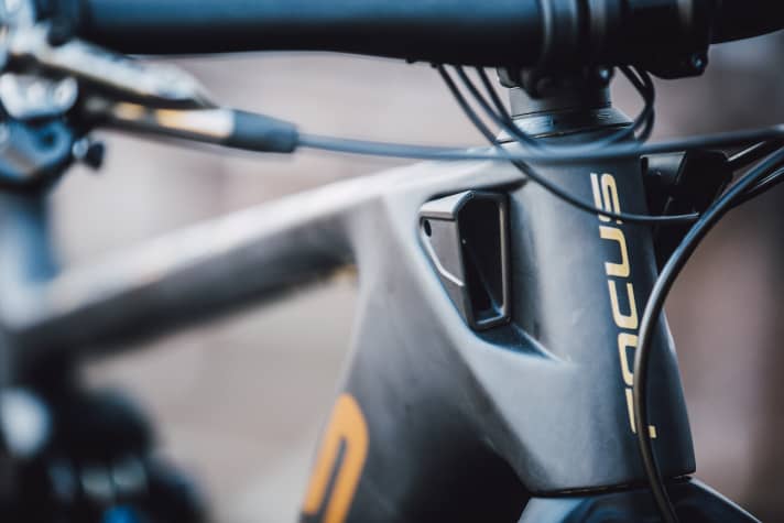   Focus has also transferred the familiar Airflow system to the carbon model. The air channel is designed to cool the battery and also allow water to drain through holes in the bottom bracket area after the tour.