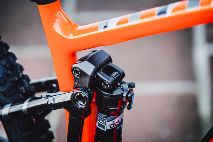   The F.O.L.D kinematics work with two interlocking deflection levers.