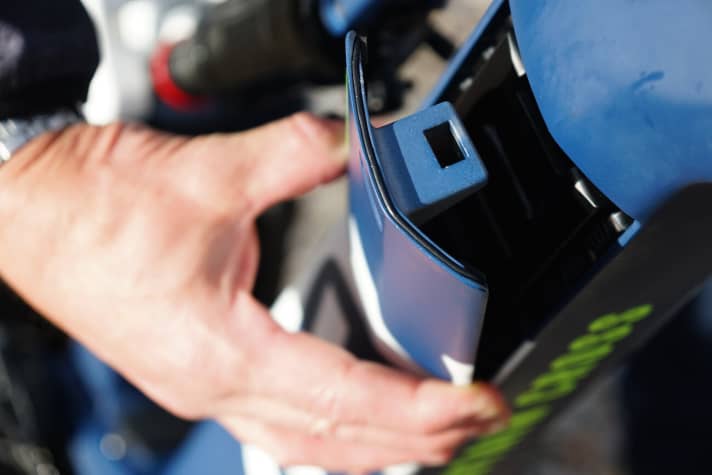   An aluminium cap sits on the side of the down tube, behind which the linkage battery is hidden. A circumferential seal is designed to keep water out.