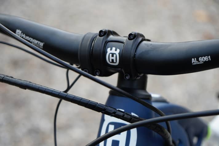   From stem and handlebars to dropper post and saddle: Husqvarna uses add-on parts with its own label.