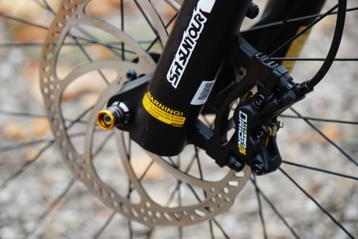   The four-piston caliper on the front wheel is combined with 180 mm or 200 mm discs, depending on the model.