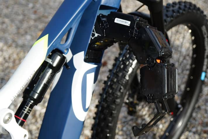   The mobile battery can be pulled out through the small opening in the top tube.