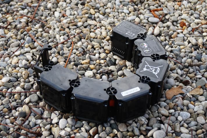   The battery pack is made up of six elements that are connected by hinges. The energy source delivers a total of 500 watt hours.