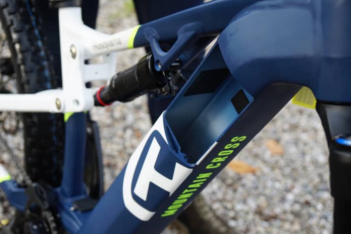   The relatively small opening in the down tube is designed to make the frame construction rigid. An internal guide groove ensures a firm and rattle-free fit.