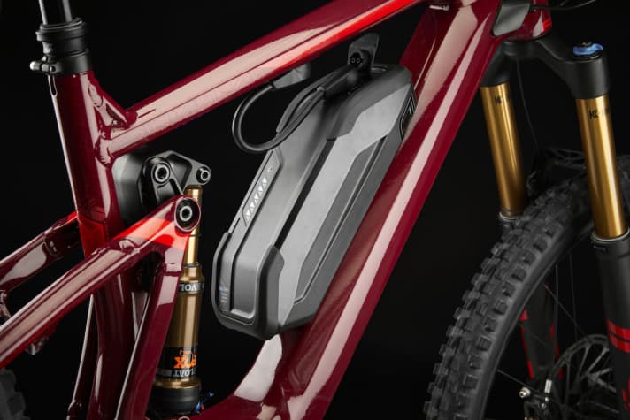   The additional battery is located in the frame triangle. Its energy is only utilised when it is connected to the system via the top tube using a cable. The bike then draws energy from the external pack and the integrated battery remains untouched.