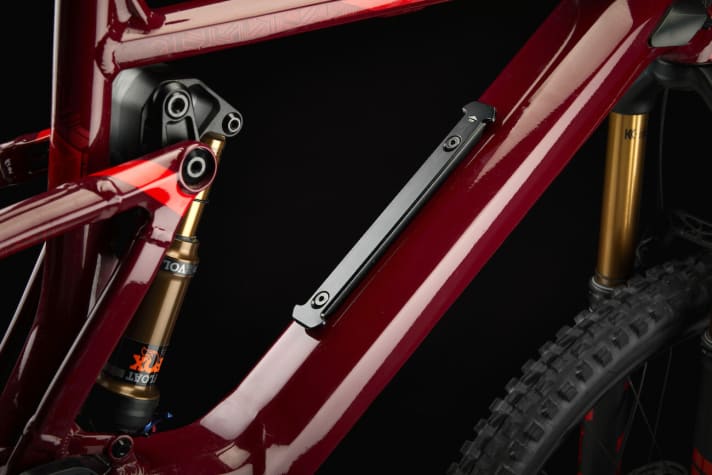   The external battery pack sits on this rail. If it is not fitted, an adapter can hold a bottle cage and tools or hoses.