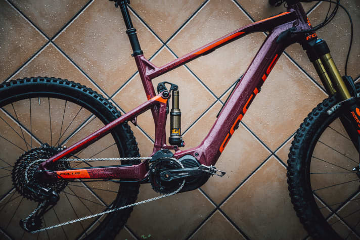   Without the additional battery, the frame triangle remains airy, so there would also be space for a shock with a reservoir.