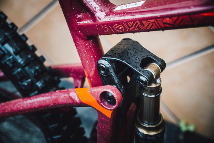   All joints are located in the frame triangle: the Fold system consists of two interlocking rockers.
