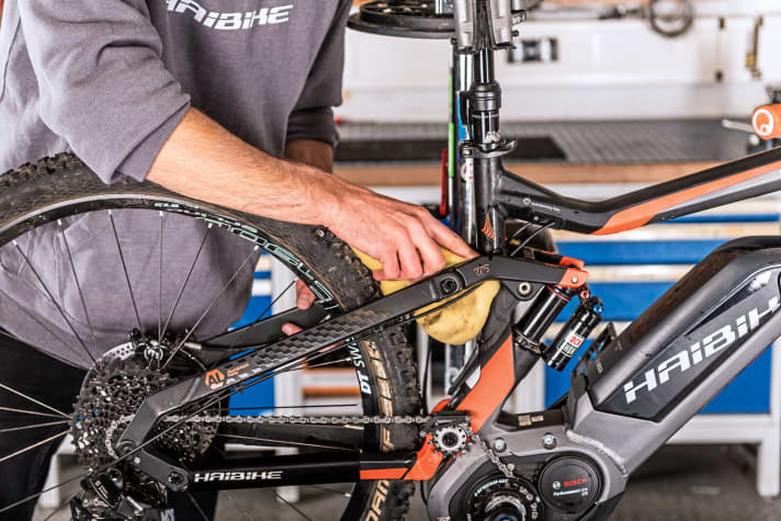    1 Rahmen: Das Bike erst mal mit Wasser, Bürste und Schlauch im Freien von grobem Schmutz befreien. Vorsicht bei Hochdruckreinigern, insbesondere an Tankstellen: je höher der Druck, desto größer muss der Abstand zum Bike sein! Dann mit Schwamm und Eimer im Detail reinigen.    