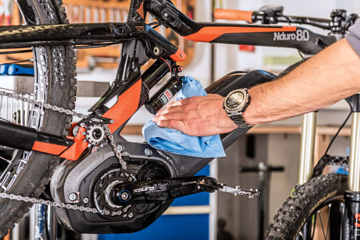    5 / 6 Trocknen und Kette reinigen: Das Bike reiben Sie mit einem weichen Tuch trocken. Eine gute Gelegenheit, den Rahmen und Anbauteile auf Risse und andere Schäden zu kontrollieren. 