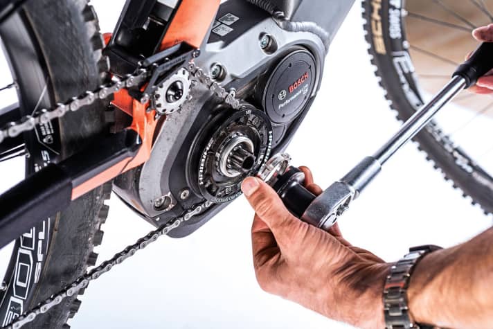    3 Open the pinion: Now carefully unscrew the lock ring anti-clockwise from the thread. Pay attention to the O-ring behind the lock ring thread, note its position and carefully remove the ring. The picture shows an 18T Haibike sprocket guard, which can now also be removed.
