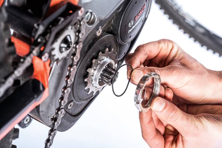    4 / 5 Replace the sprocket: Remove the old sprocket and replace it with the new one (in the picture a 15T FSA). Carefully replace the O-ring. Screw the lock ring back onto the thread.