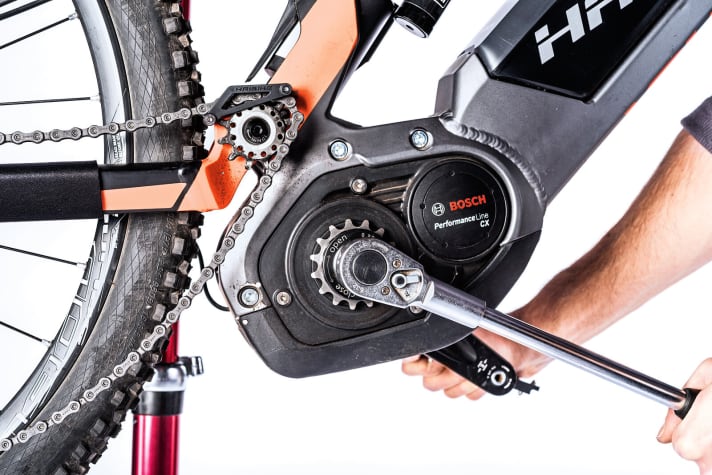   Zum Fixieren des Ritzels den Bosch-Spider am Lock-Ring montieren und gegen den Uhrzeigersinn drehen. Hierbei die Kurbel festhalten, beziehungsweise das Ritzel mit einer Kettenpeitsche fixieren. Kette wieder einhängen. Die Kette muss bei einem kleineren Ritzel nun neu abgelängt werden.  