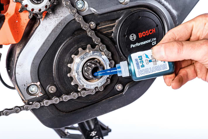    6 Securing the crank: A common mistake when fitting the crank after replacing the sprocket: The crank bolt is not secured with threadlocker. To do this, apply threadlocker to the thread on the inside of the axle.