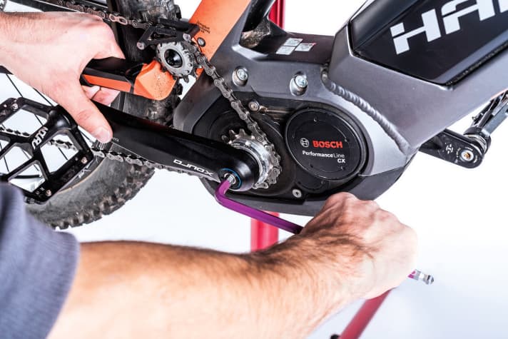    7 Crank assembly; Andi Wittmann's trick: To prevent the torque from becoming too high, the crank and Allen key are not twisted against each other. Instead, he fixes the crank to the chain stay with his left hand and tightens the crank Allen key with his right hand.