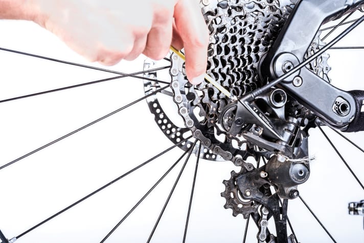    Set the wrap: Use the so-called B-screw to adjust how far the chain wraps around the respective sprocket on the cassette. The distance between the guide roller and the large sprocket (red circle) should be 5-6 millimetres (Sram). However, the specifications differ from manufacturer to manufacturer (check the gear manufacturer's instructions!).    