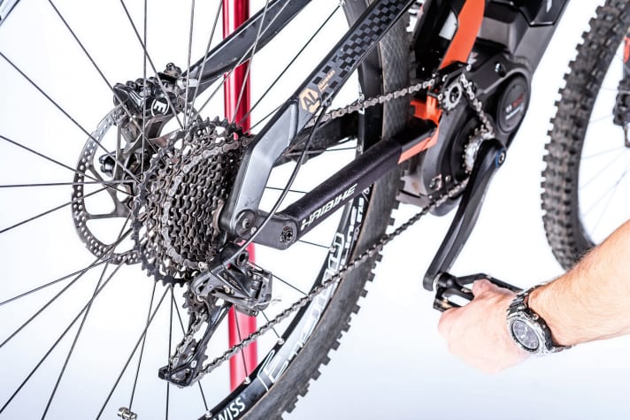    Fine adjustment of tension: The tension should only be so high that the chain climbs smoothly onto the next sprocket. If the chain rattles when shifting down, reduce the tension. Shift through all gears one after the other and adjust the gears by reducing or increasing the tension on the gear lever using the knurled screw.