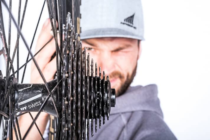    Kassette kontrollieren: Verbogene Ritzel sind eher selten, können beim E-MTB aber mal vorkommen. Dazu die Kassette drehen und optisch kontrollieren, ob alles rundläuft. Die Zähne bei den Schaltgassen werden im Laufe tausender Schaltvorgänge besonders beansprucht. 