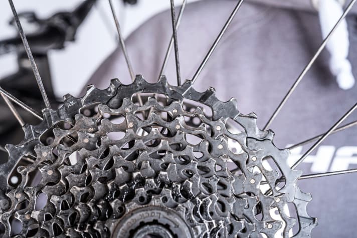   To check the wear, it is best to compare the cassette with a newer one: Are the tooth gaps wide open, or are the climbing ramps or teeth badly worn? If you want to know exactly: Rohloff offers a sprocket tester, the Rohloff-HG Check.    
