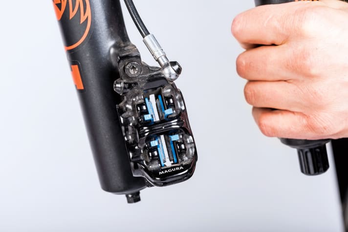    6 Set the pad distance: Normally, with the piston in the zero position, this completes the pad replacement. If the pads are a little too close together, you will need to do it again. To do this, take the original transport locks supplied with the brakes and press them between the pads.