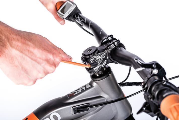    2 / 3 Adjust the play: To adjust the bearing play, open the stem at the shaft bolts. Then adjust the bearing play with the screw on the top cap and close the stem screws again. The headset is correctly adjusted when the handlebars can be turned without noticeable resistance when the bike is raised and the headset has no play.