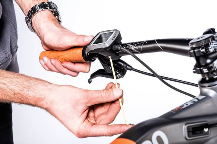    Distance to the handlebar: The distance to the handlebar is set using the Allen screw on the underside of the Purion. To do this, open the screw until the Purion can be moved on the handlebars. Once the desired position has been reached, it is advisable to tighten the screw only enough to prevent the switch from twisting in the event of a fall.    