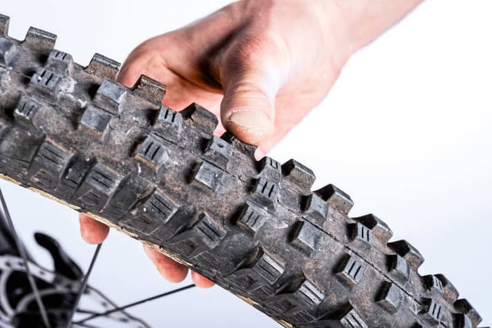    Tread damage: A regular tyre check can prevent more serious problems. Cracked studs can tear off completely and half-driven thorns can be waiting to deliver the fatal blow. Therefore, check the carcass of your tyres after a ride.    