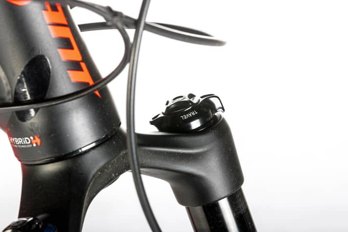   Giant Full-E+ 0 SX – Das Absenksystem an der Rockshox Lyrik ist ein sinnvolles Feature. Bei besonders steilen Anstiegen hält sie das Vorderrad am Boden.    