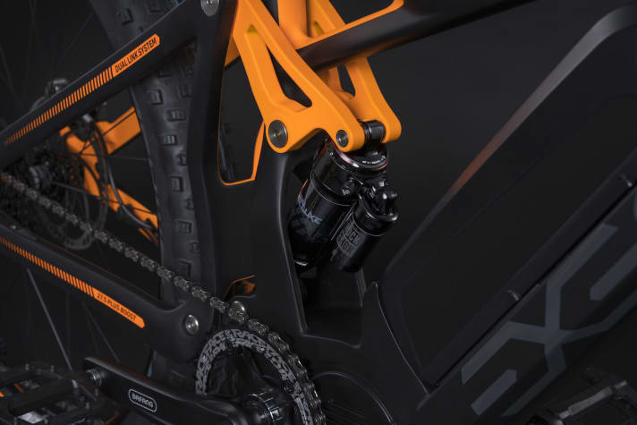   Im 180-Millimeter-Hinterbau arbeitet ein Rock Shox Superdeluxe R Dämpfer.