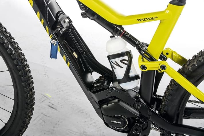   Der halbintegrierte Shimano-Akku lässt sich zur Seite entnehmen. Dank der tiefen Position des Akkus findet im E-MTB von Canyon auch eine Trinkflasche im Rahmen Platz.