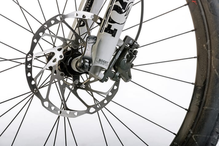   Scott E-Genius 720 Plus – An den großen 200er-Bremsscheiben vorne wie hinten zerren günstige Shimano-Deore-Stopper. Die Power geht in Ordnung.