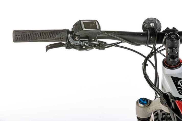   Scott E-Genius 720 Plus – Unter dem Bosch-Purion-Display sitzt der Remote-Hebel für das Fahrwerk. Wir benötigen am E-MTB allerdings weder Lockout noch Traction Control.