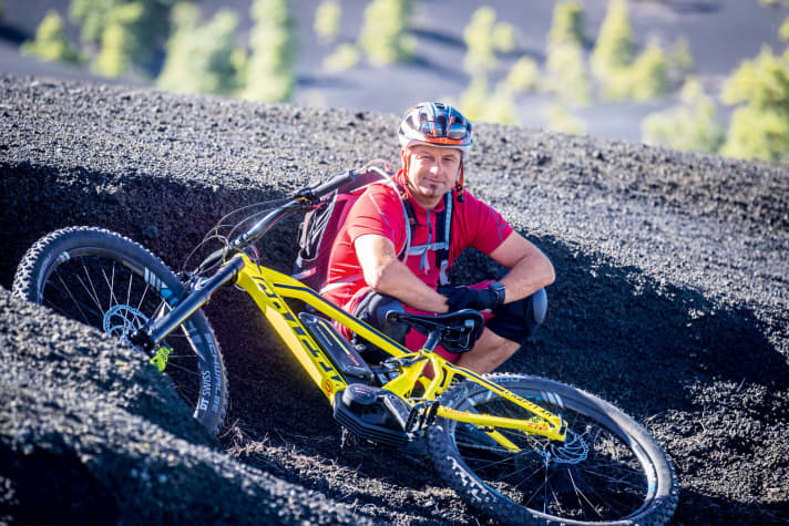   Stefan Schlie: Trial veteran and first E-MTB pro. He is considered a pioneer of E-MTB riding technique. Schlie created the film series "Uphill Flow" for Bosch and reveals his best tricks for the three-part riding technique series in EMTB.