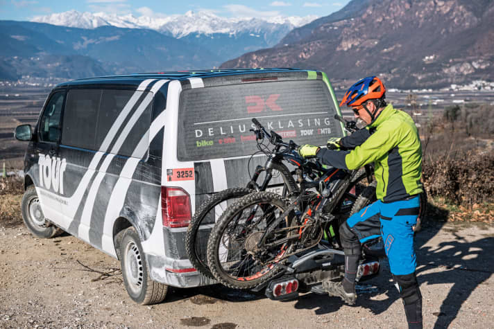   Schwere Lasten sollte man am besten mit einem Fahrradträger, der auf der Anhängerkupplung sitzt, transportieren.
