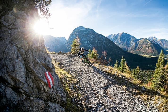   Majestic Karwendel cliffs, great views of Lake Achensee, a cosy refreshment stop and an easy flow trail through small tunnels: the tour to the Zwölferkopf offers all of this with just one battery.