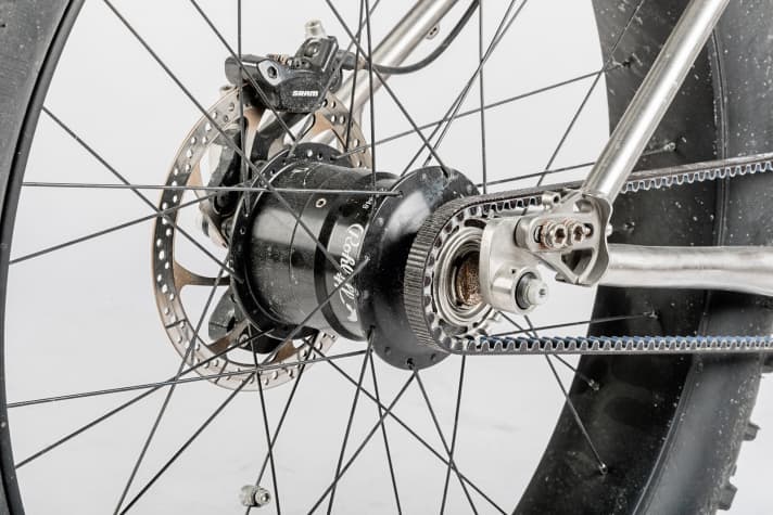 Maintenance-free: the carbon-reinforced toothed belt on the E-Lom with 14-speed Rohloff hub.