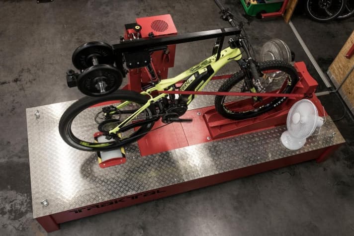   The roller test bench in the EMTB test laboratory makes comparable and repeatable measurements possible. All motors were subjected to the same test procedure.