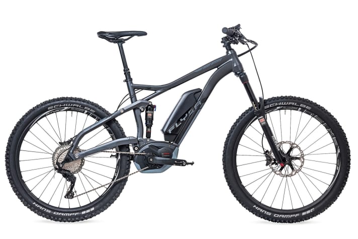   Flyer kombinierte schon 2016 beim Uproc mit einem 26"-Hinterrad und einem 27,5-Vorderrad die jeweils   wichtigsten Vorteile der unterschiedlichen Laufradgrößen. Das Ergebnis: Ein E-Enduro, das sich beim Wheelie, Manual, Drop und Bunnyhop "normal" anfühlt und dadurch viel Spaß im Gelände macht.
