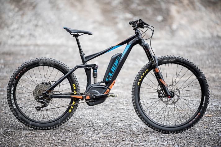   Das All-Mountain-Projekt-Bike mit gemischten Laufradgrößen: ein 140-mm-Cube-AM. Vorne federt eine Rockshox-Pike-Gabel mit Boost-Standard und 150 mm Federweg, geeignet für 29 und 27,5 Zoll. Auf der Syntace-W35-Felge sitzt ein 2,5 Zoll breiter Reifen. Am 26-Zoll-Hinterrad: Syntace W35 mit 2,8-Zoll-Plus-Bereifung. 