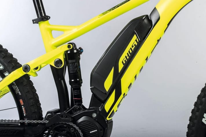   Optisch kein Highlight, aber technisch immer noch erste Wahl: Die aufs Unterrohr geklickten Batterien sind kompakt und zentrieren die Hauptmasse weiter in der Bike-Mitte. Außerdem sind sie leichter und einfach abzunehmen. Bewährt und gut. 